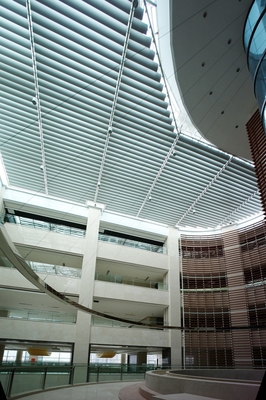 Large-scale project construction Aluminum Alloy Retractable Louvered Roof Systems Aeroscreen Decoration